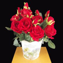 گل رز و غنچه قرمز مصنوعی و گلدان فلزی کد IGF-124